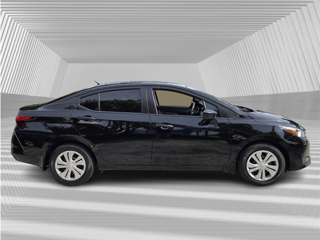 2023 Nissan Versa 1.6 S photo 2