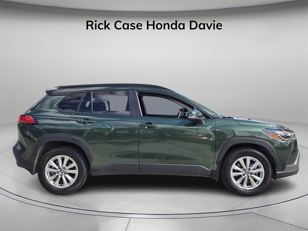 2023 Toyota Corolla Cross LE photo 2