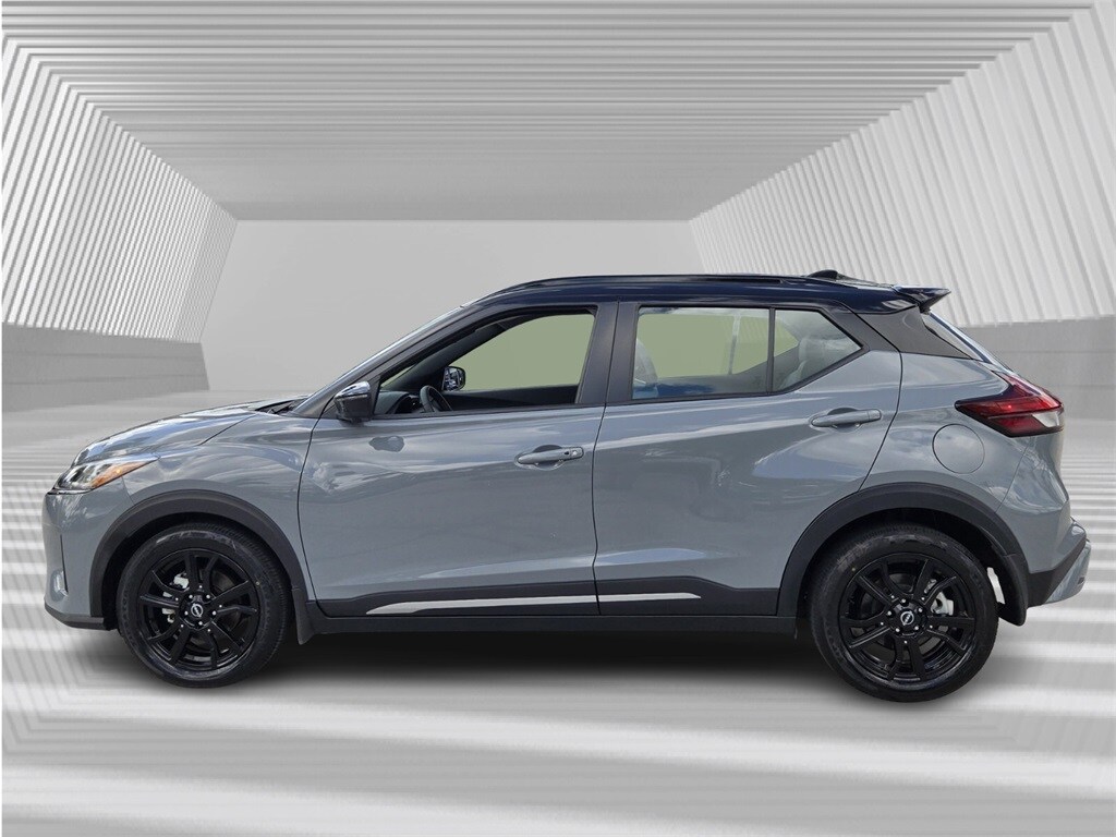 2023 Nissan Kicks SR photo 2