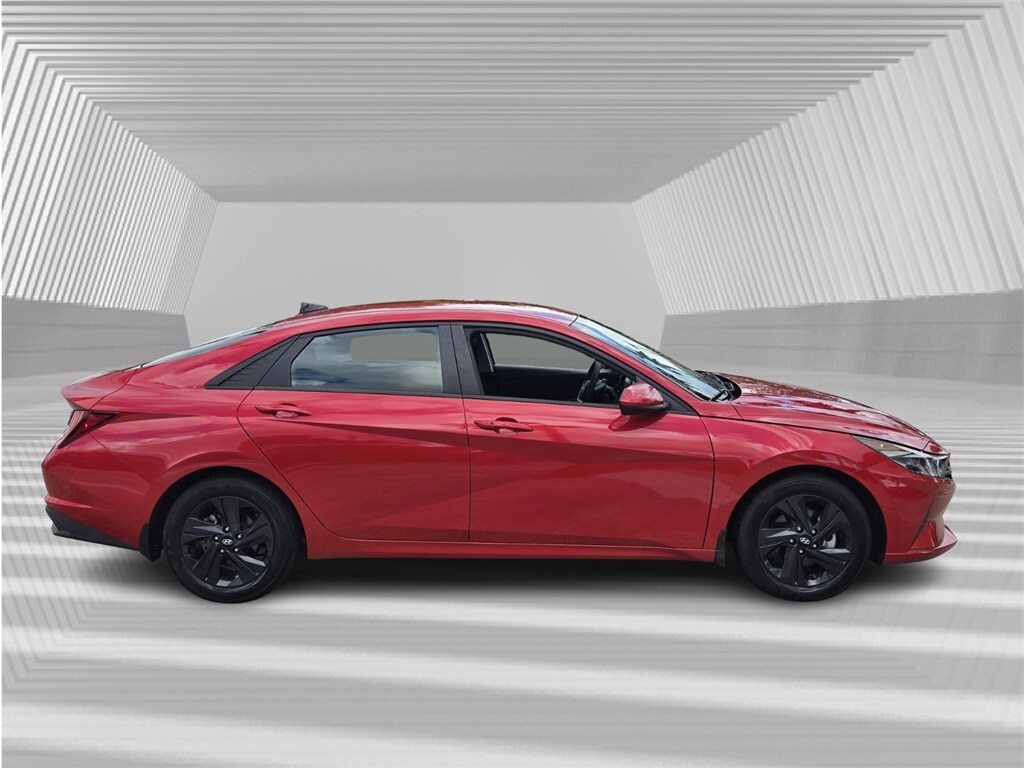 2023 Hyundai Elantra SEL photo 2