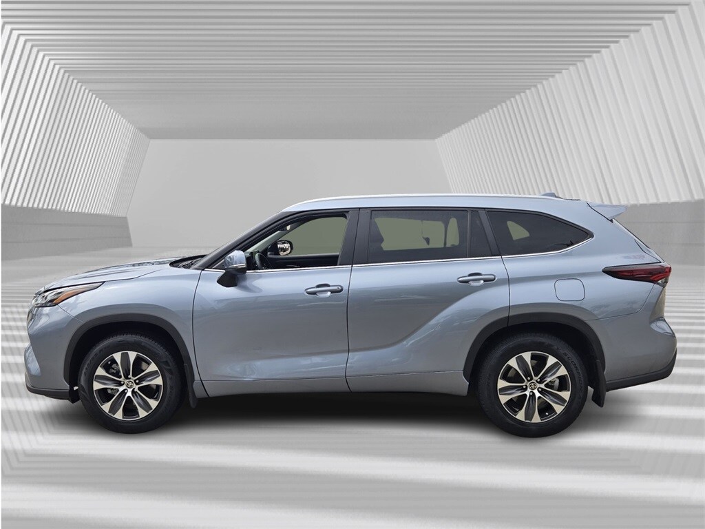 2024 Toyota Highlander LE photo 3