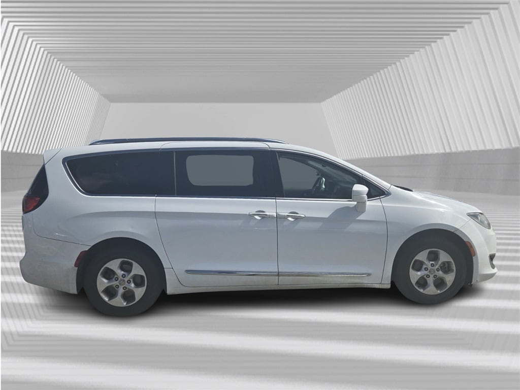 Used 2017 Chrysler Pacifica Touring L Plus Minivan/Van