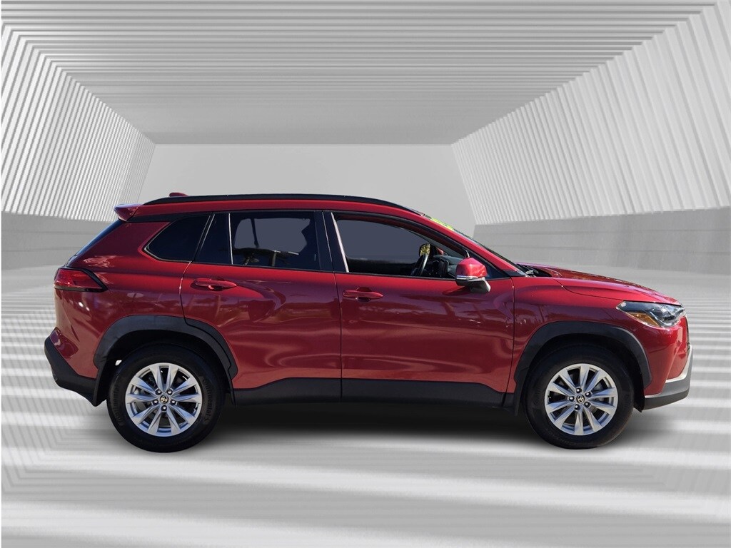 2022 Toyota Corolla Cross LE photo 2