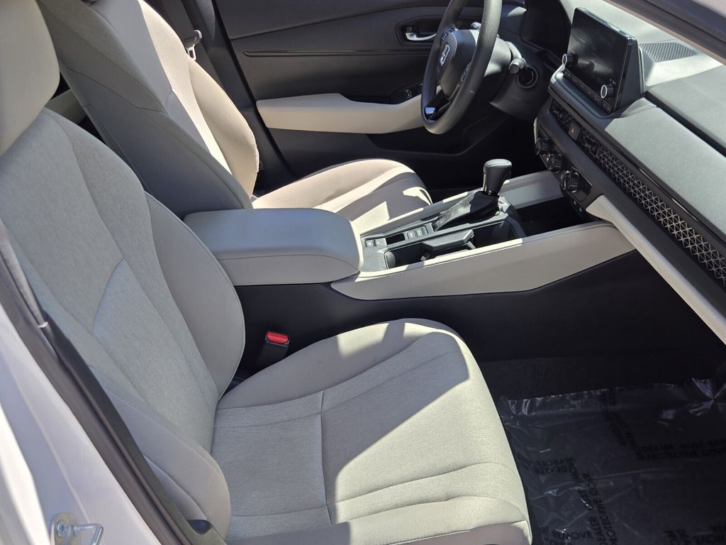 2025 Honda Accord LX - Photo 17