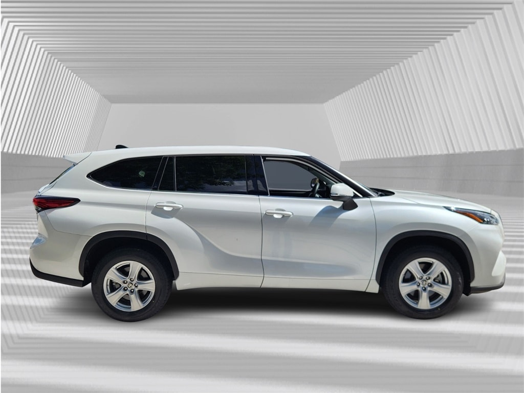 Used 2022 Toyota Highlander L with VIN 5TDCZRAH6NS558080 for sale in Davie, FL