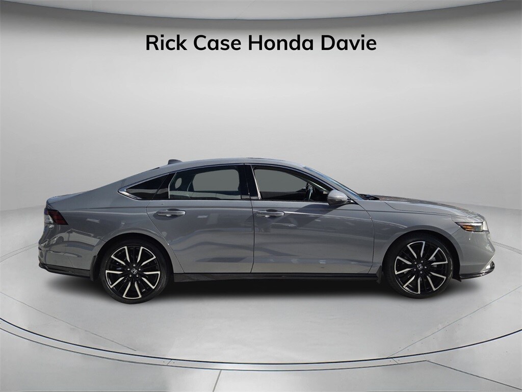 2024 Honda Accord Hybrid Touring photo 2