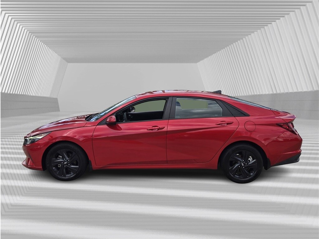 2023 Hyundai Elantra SEL photo 3