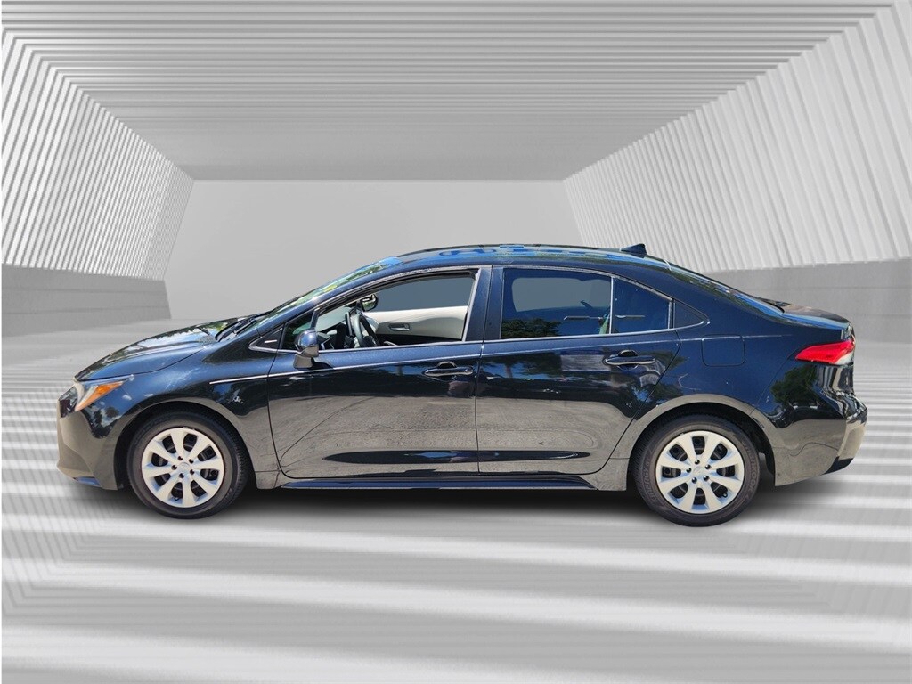 2021 Toyota Corolla LE photo 3
