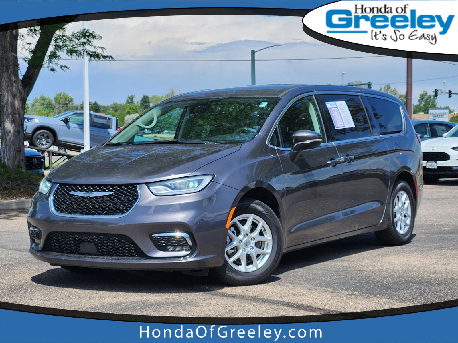 2023 Chrysler Pacifica Touring L's photo