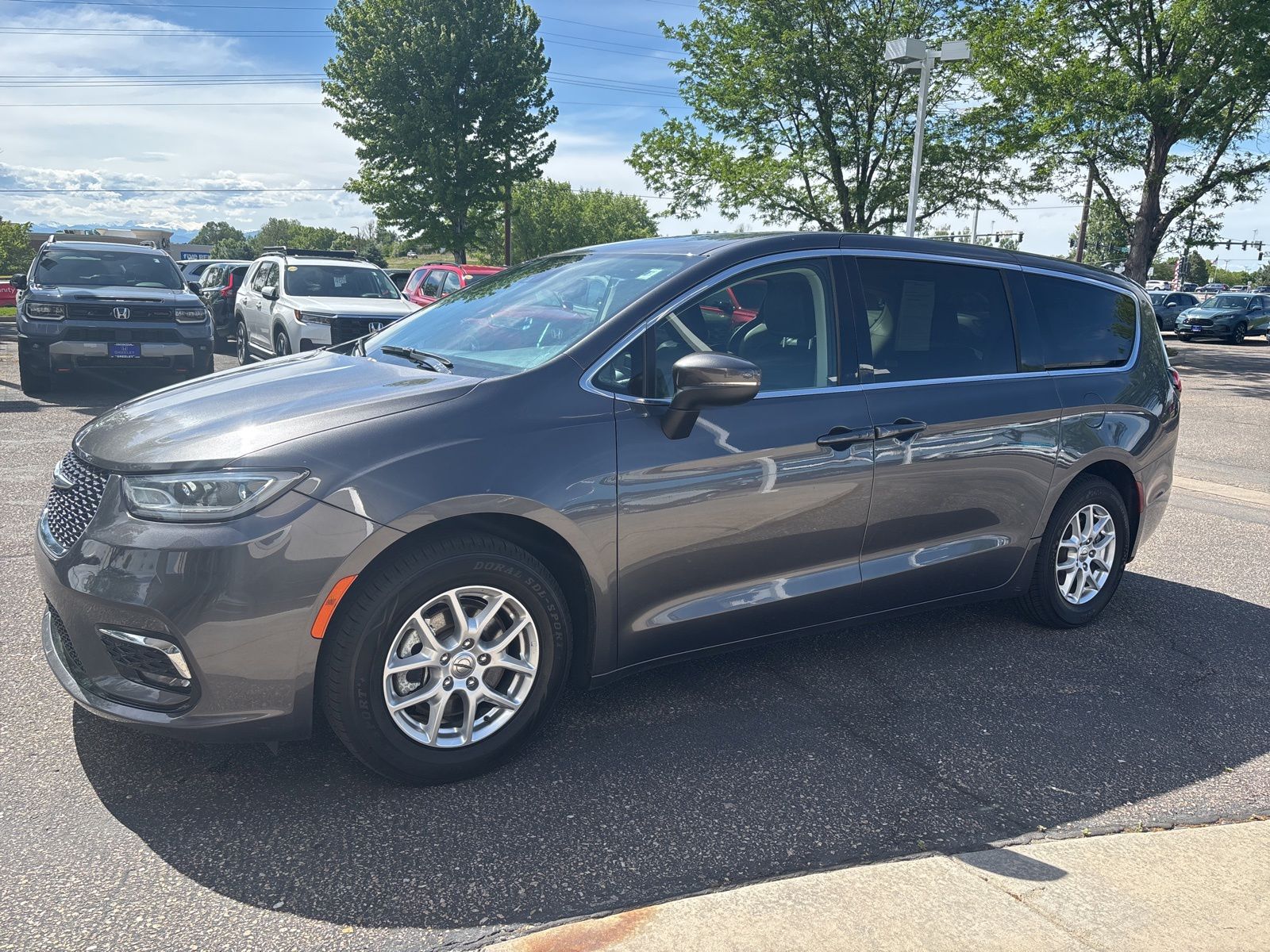 2023 Chrysler Pacifica Touring L's photo