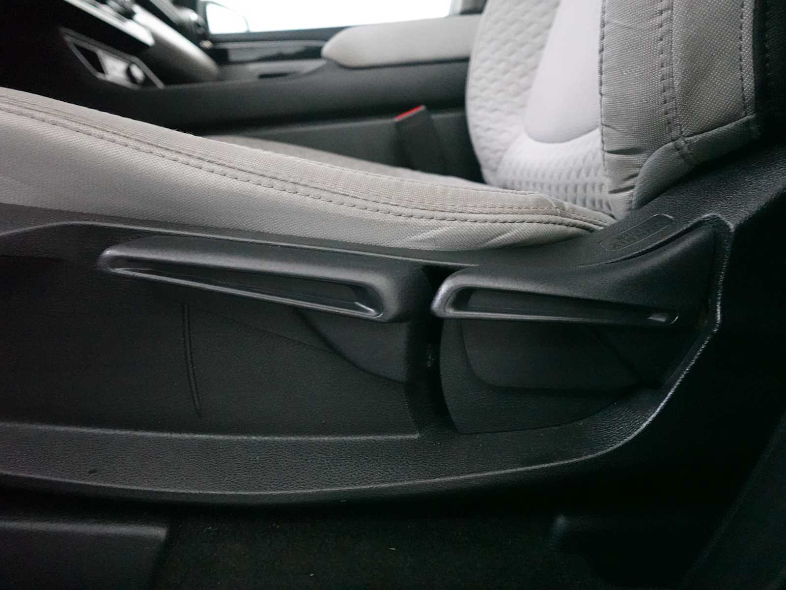 2023 Honda Pilot LX - Photo 13