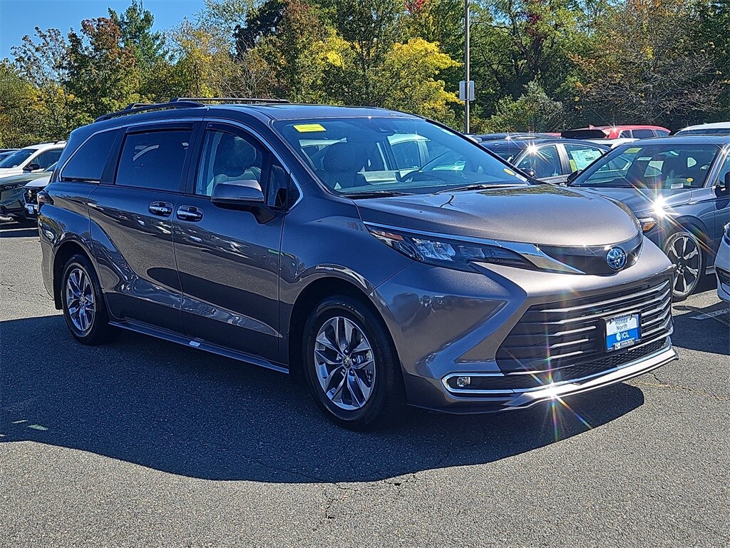 2024 Toyota Sienna XLE photo 3