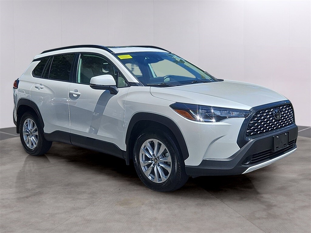 2022 Toyota Corolla Cross LE photo 3