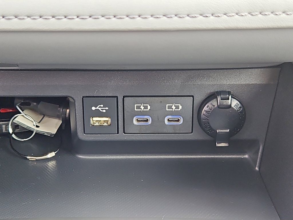 2022 Toyota Highlander XLE - Photo 16