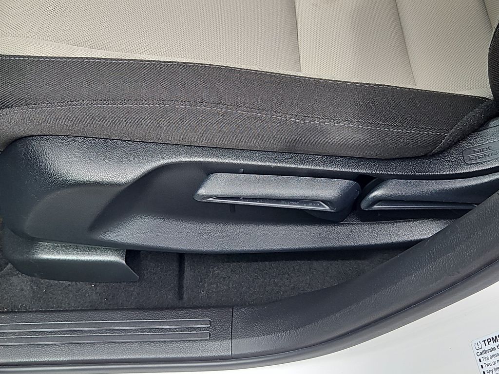 2025 Honda CR-V LX - Photo 17