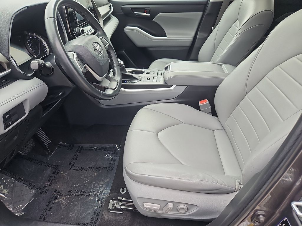 2022 Toyota Highlander XLE - Photo 28