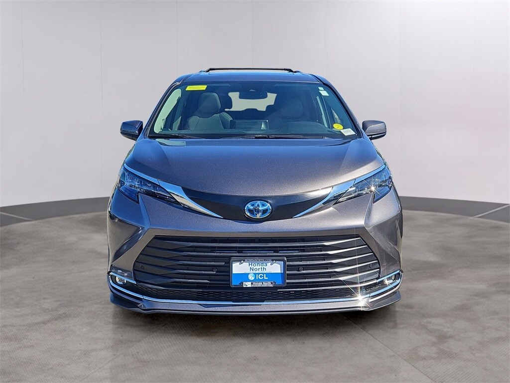 2024 Toyota Sienna XLE photo 2