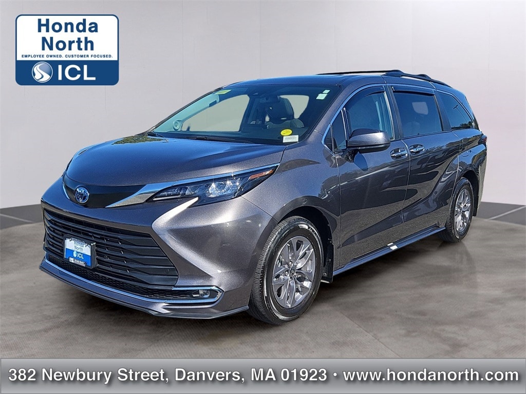 2024 Toyota Sienna XLE's photo