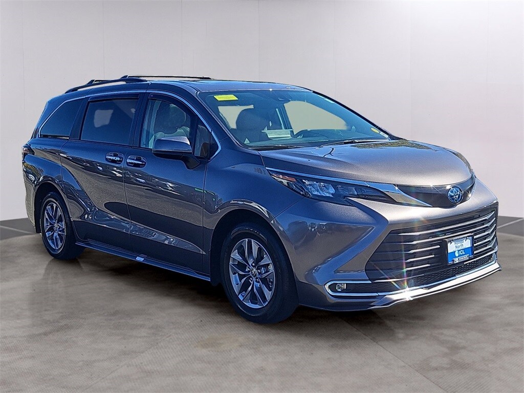 2024 Toyota Sienna XLE photo 3