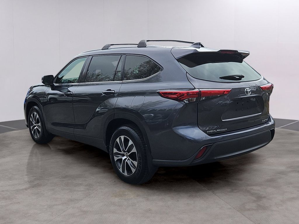 2022 Toyota Highlander XLE - Photo 6