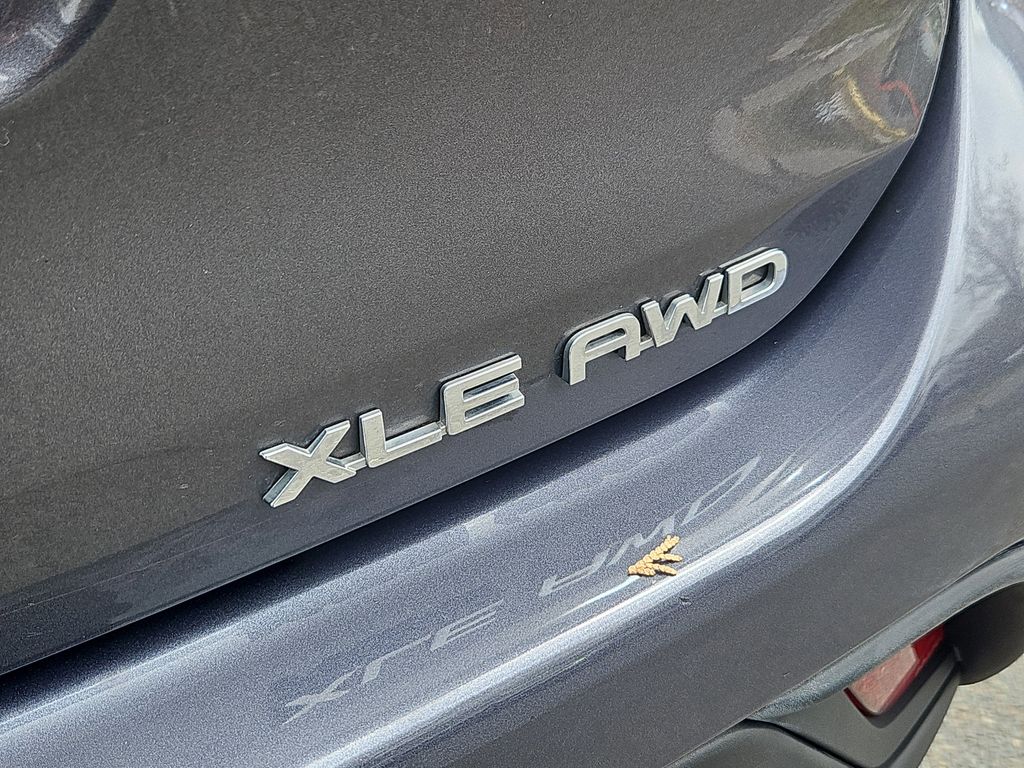2022 Toyota Highlander XLE - Photo 11