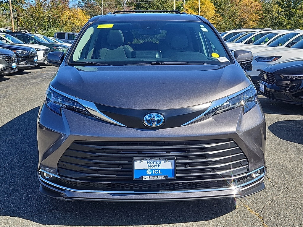 2024 Toyota Sienna XLE photo 2