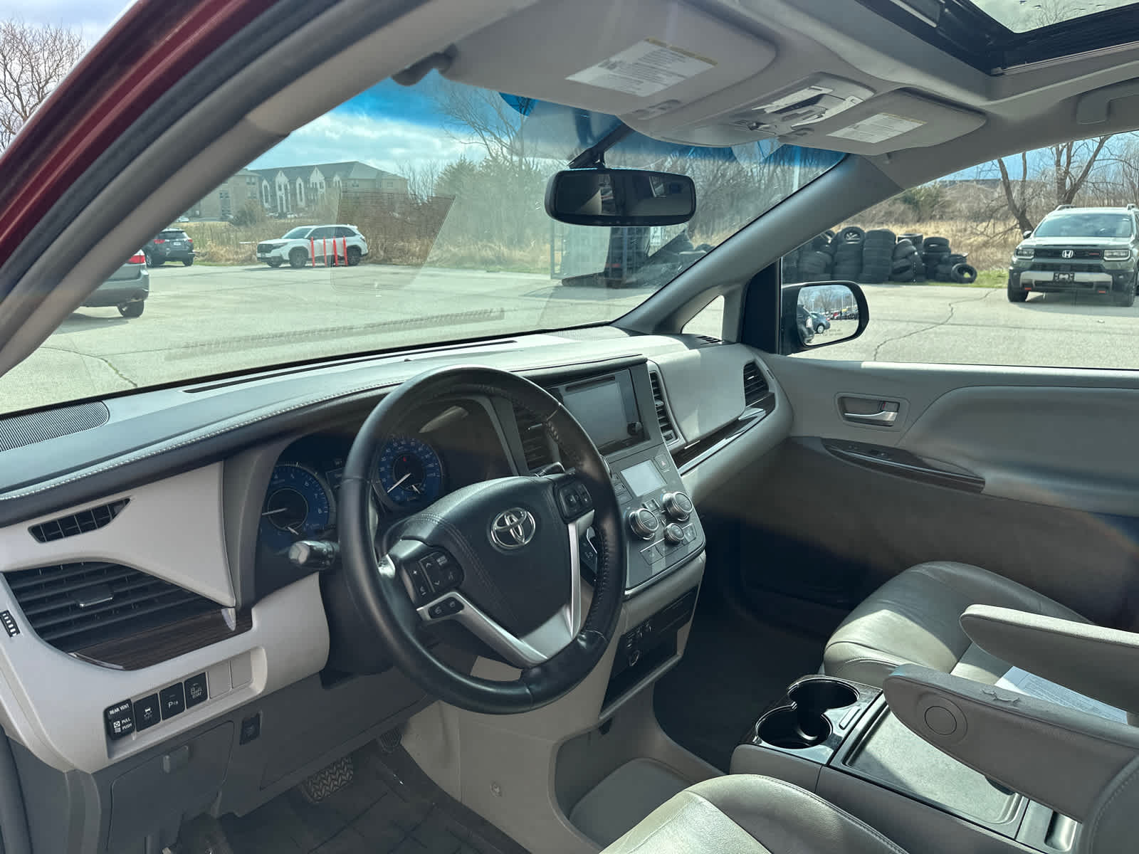 2015 Toyota Sienna XLE 10