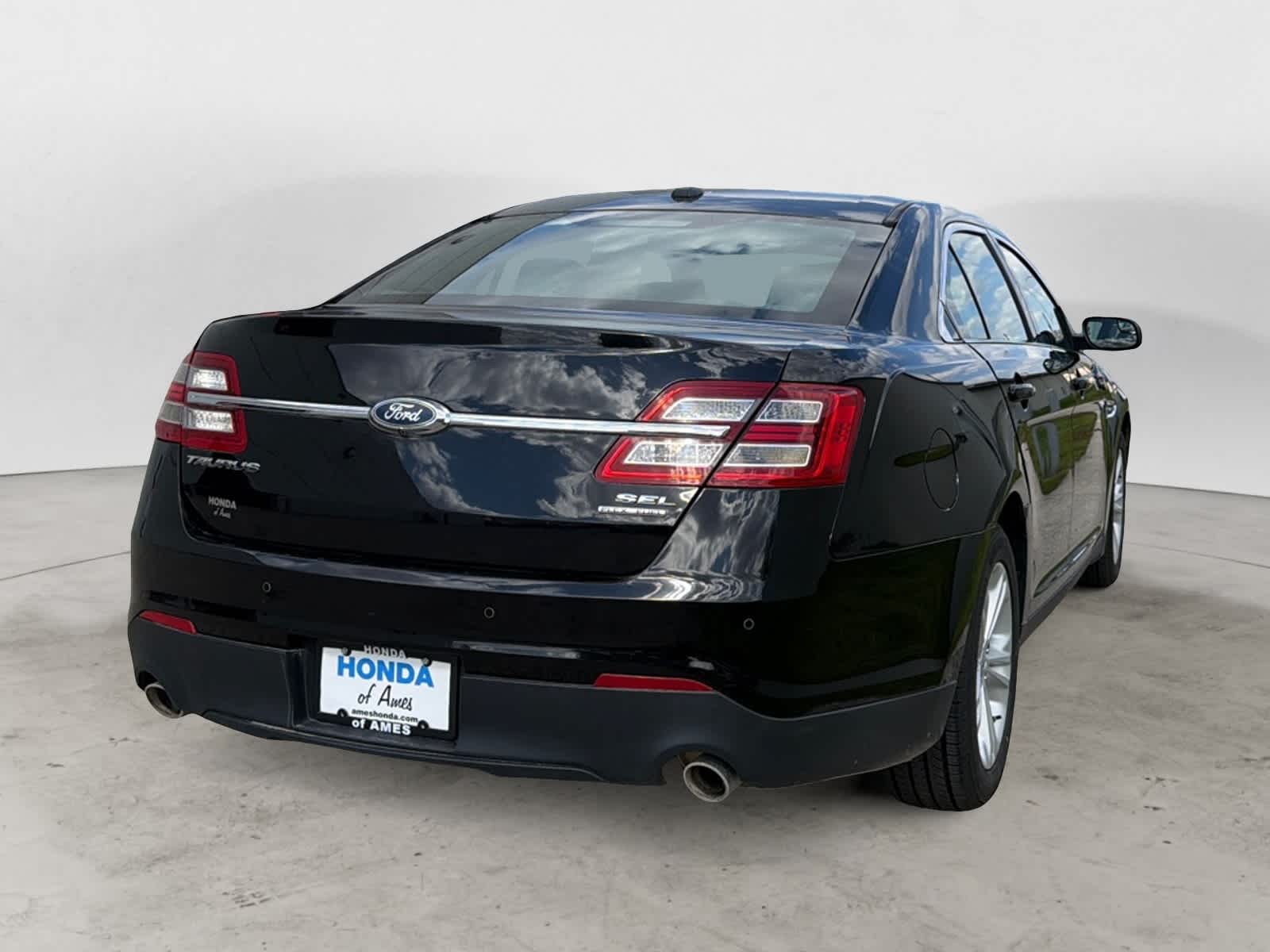 Thumbnail: 2016 Ford Taurus - 4