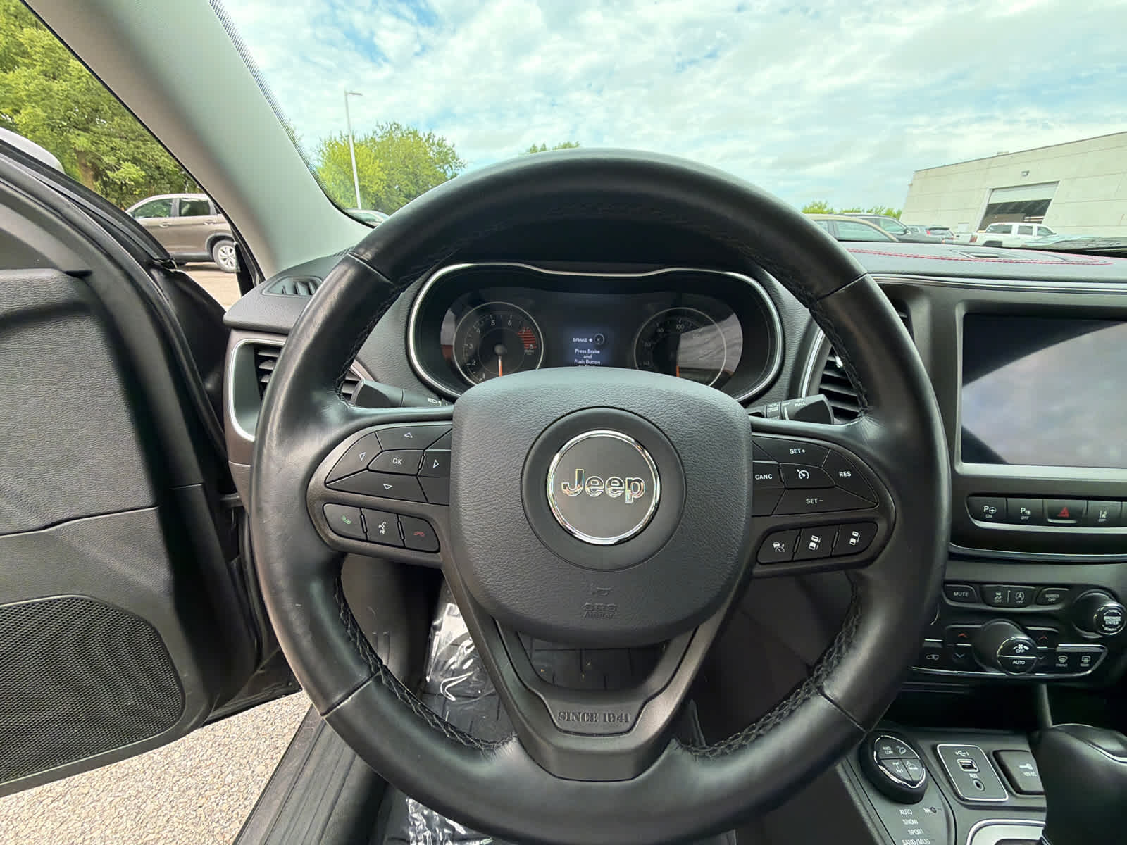 Thumbnail: 2021 Jeep Cherokee - 21