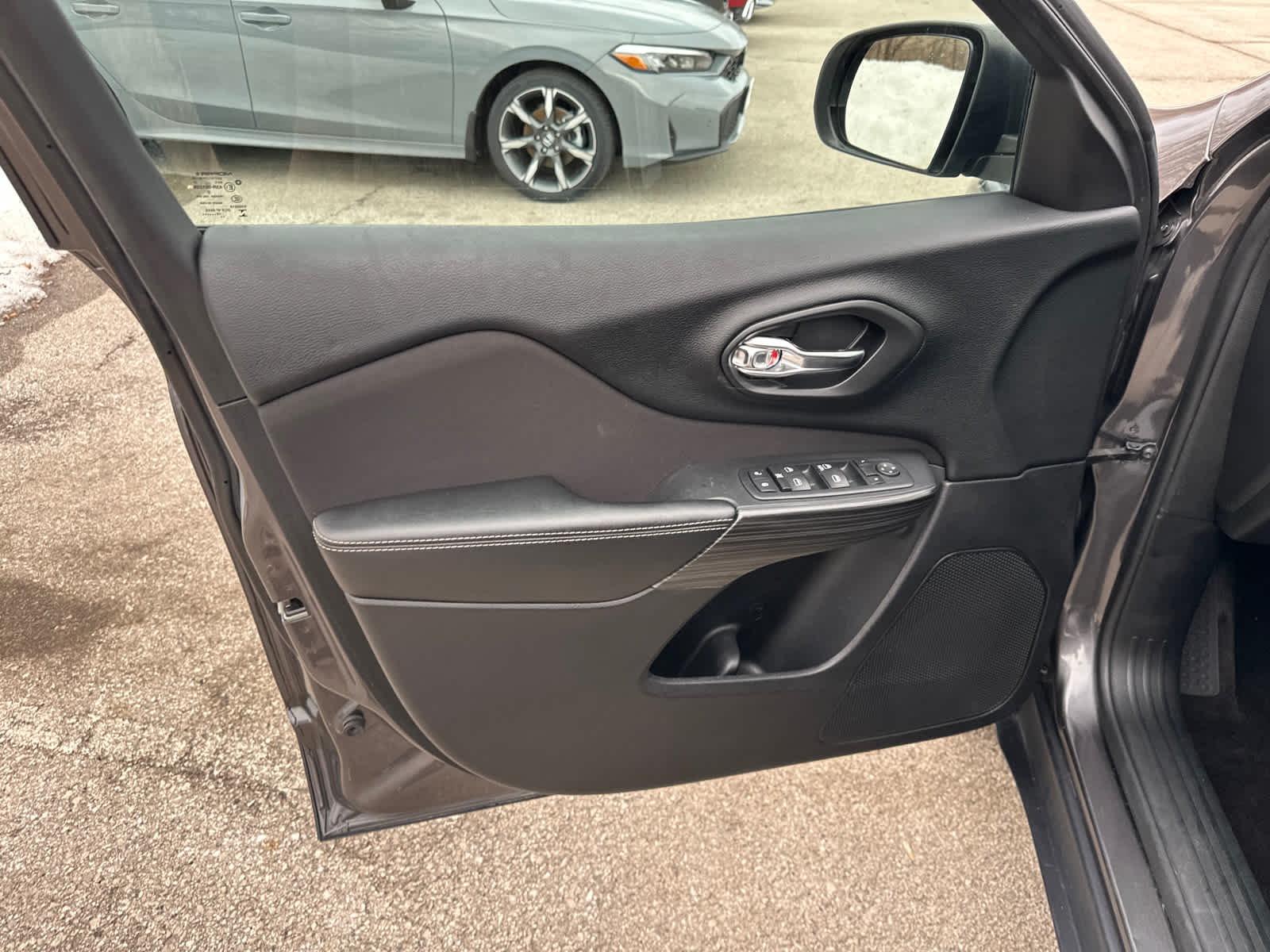 Thumbnail: 2017 Jeep Cherokee - 15