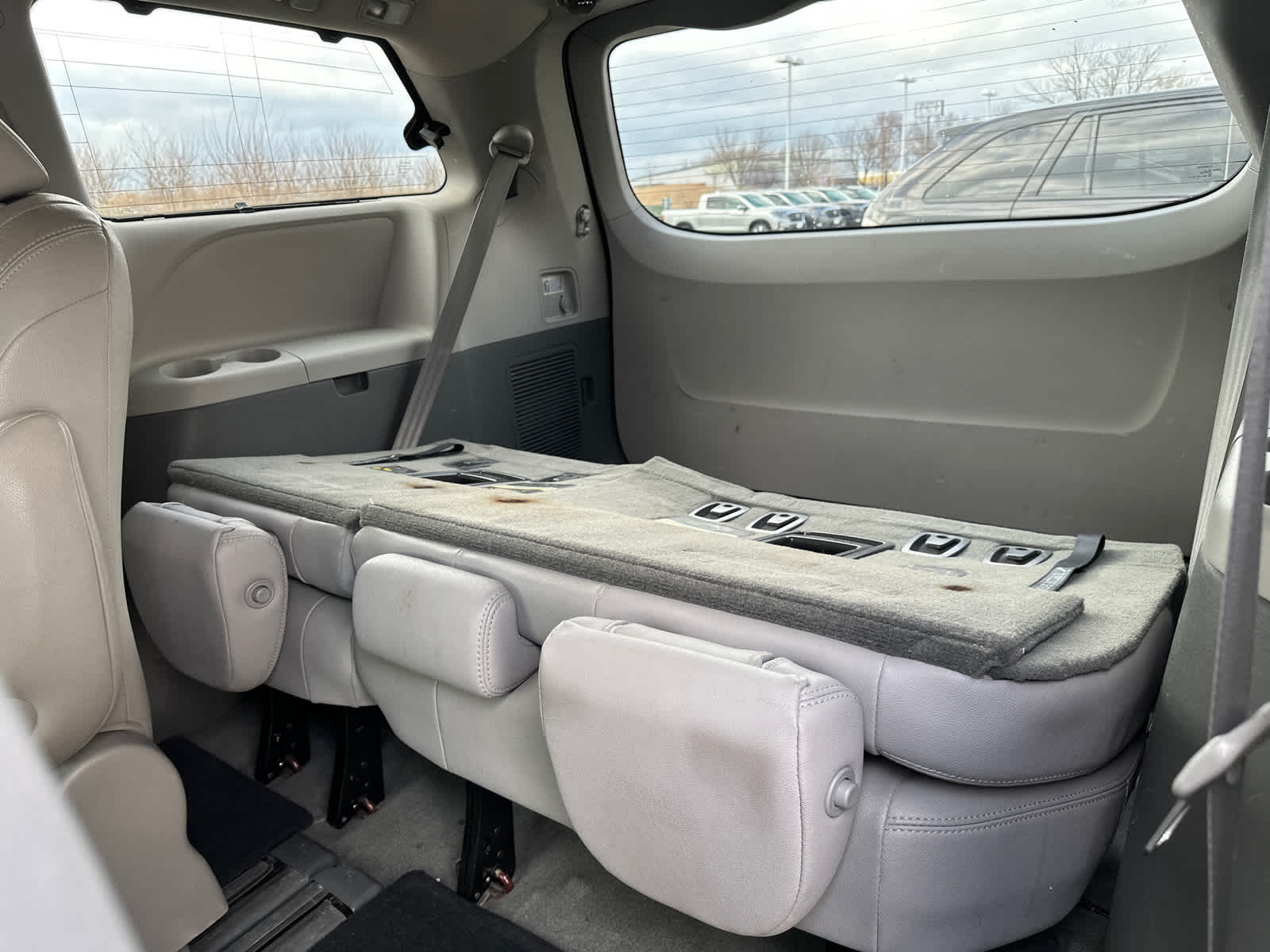 2015 Toyota Sienna XLE 24