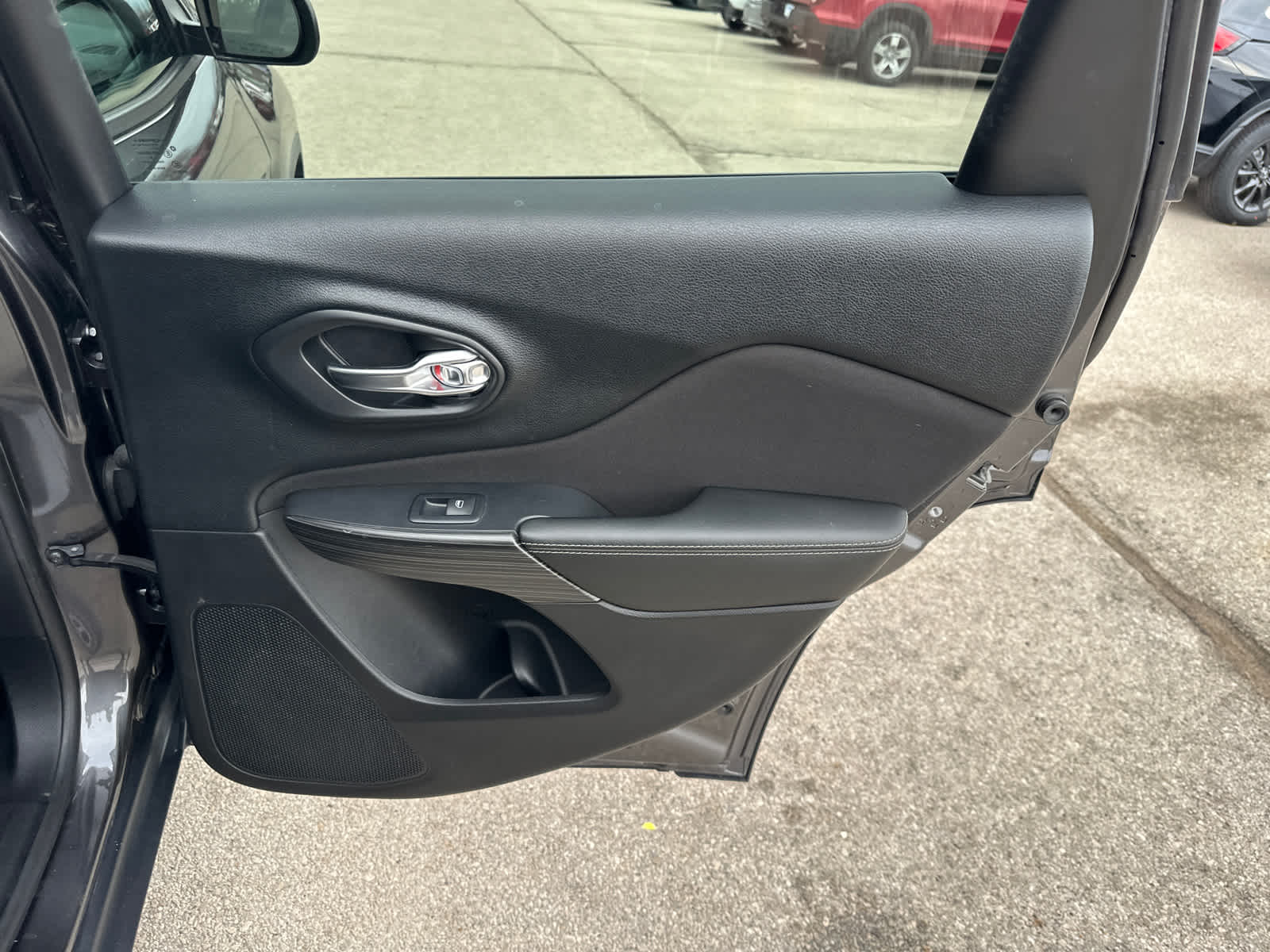 Thumbnail: 2017 Jeep Cherokee - 9