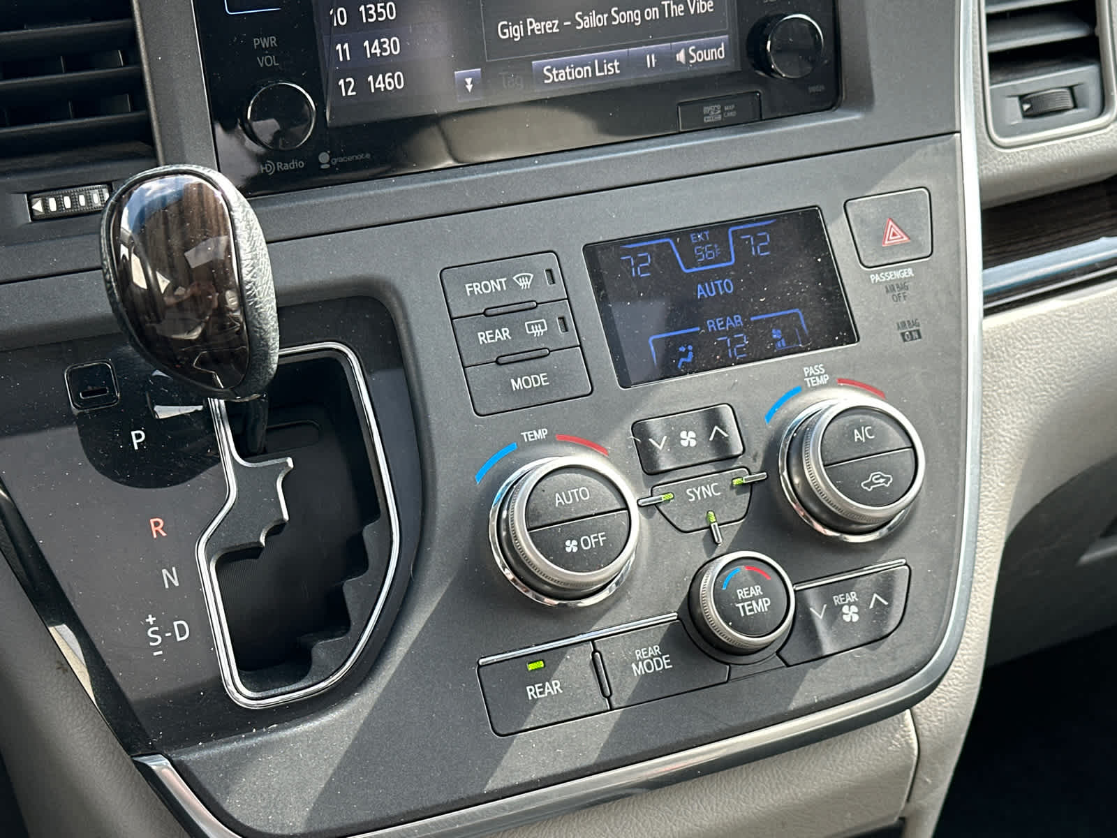 2015 Toyota Sienna XLE 16