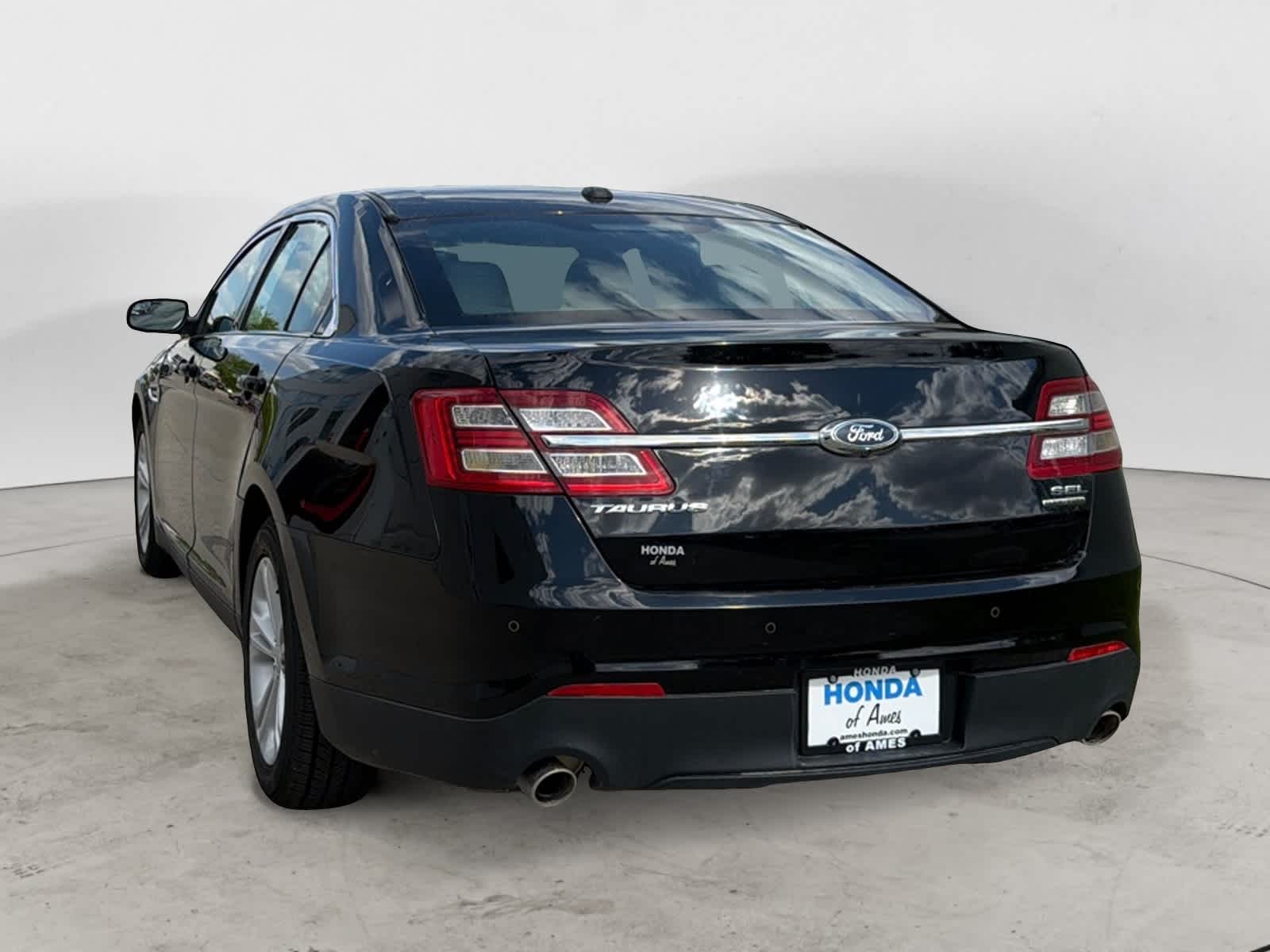 Thumbnail: 2016 Ford Taurus - 3