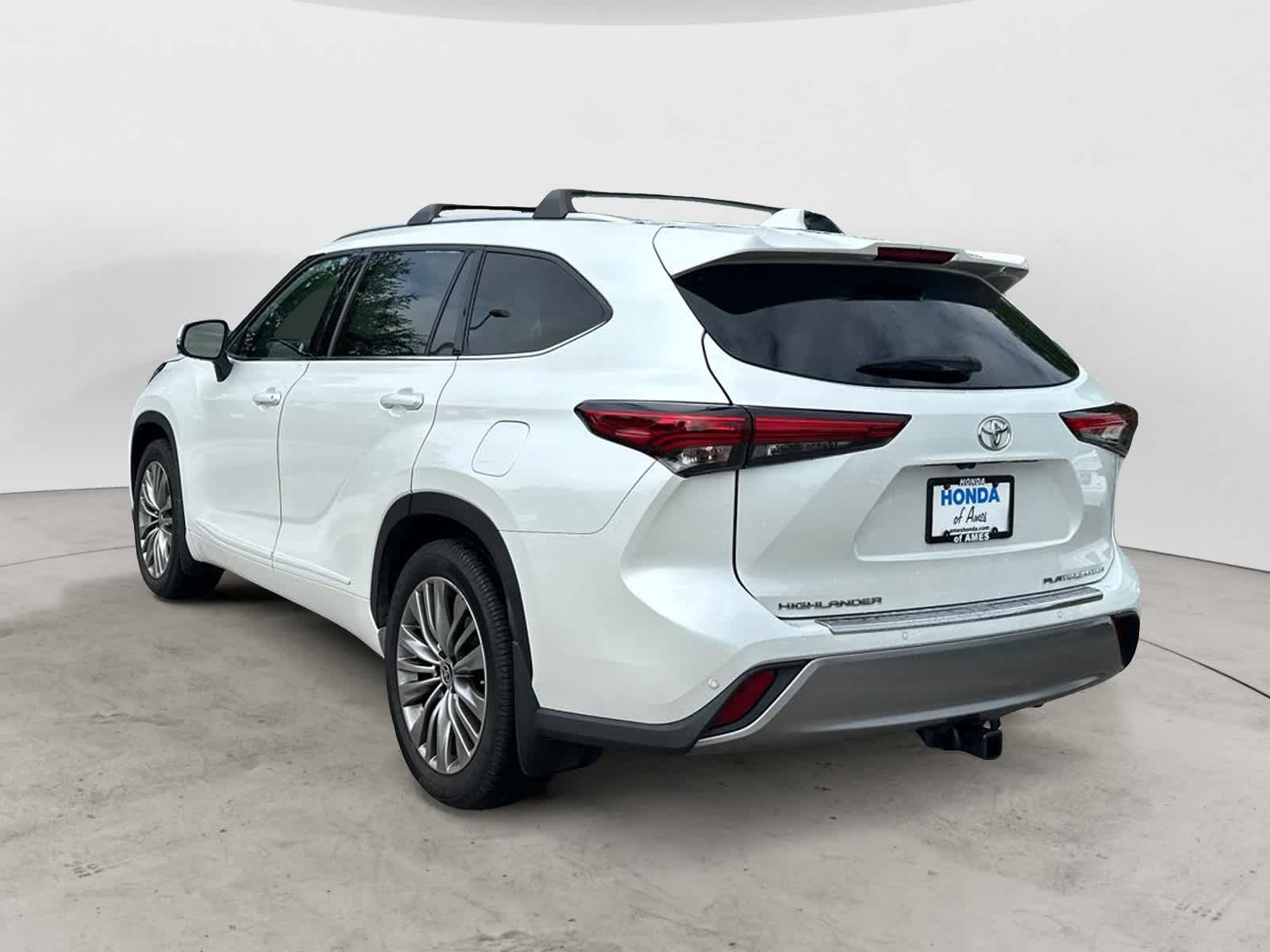 Thumbnail: 2022 Toyota Highlander - 4