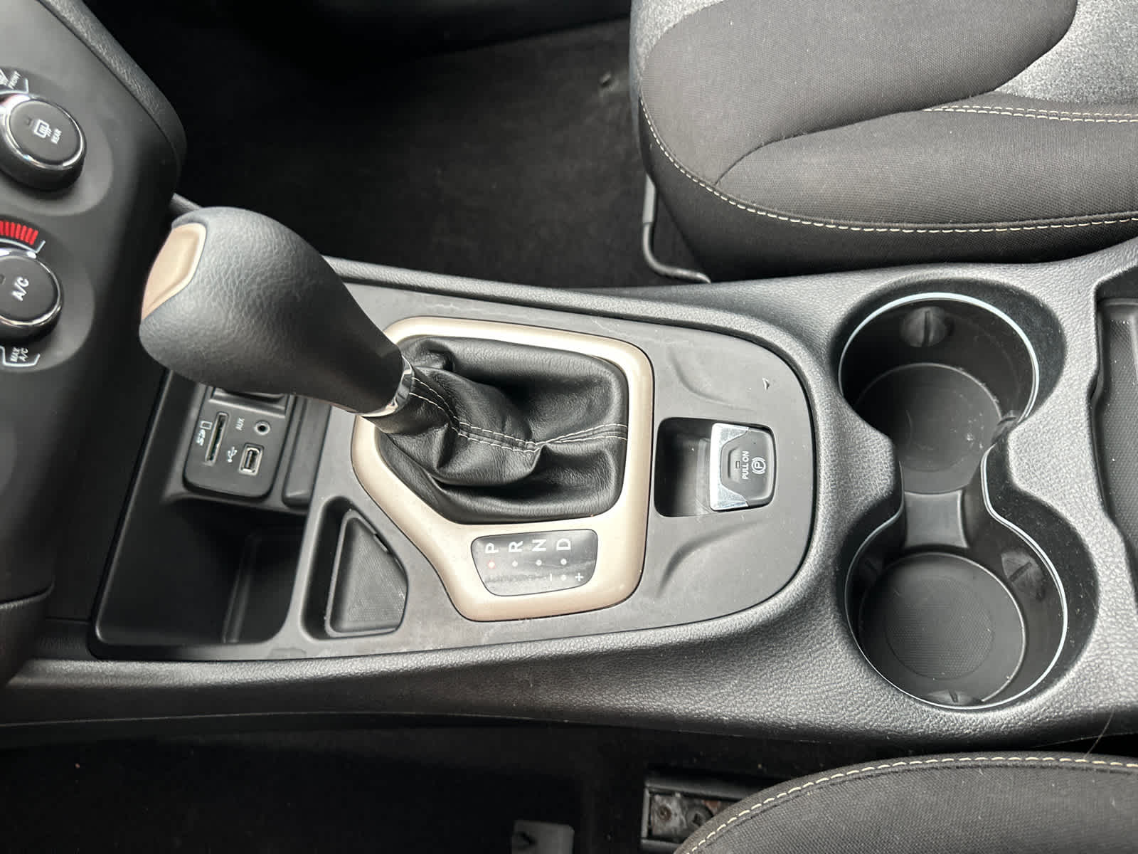 Thumbnail: 2017 Jeep Cherokee - 25