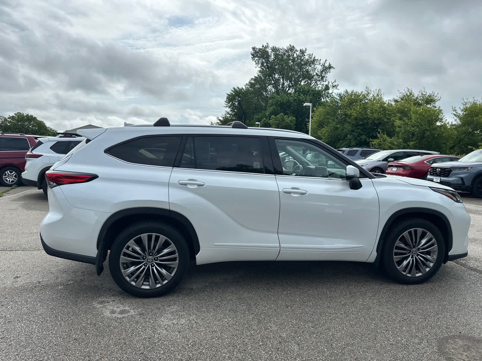 Thumbnail: 2022 Toyota Highlander - 7