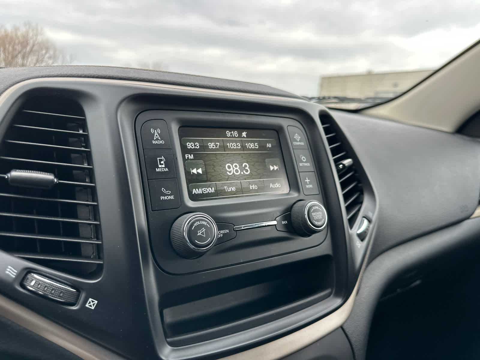 Thumbnail: 2017 Jeep Cherokee - 23