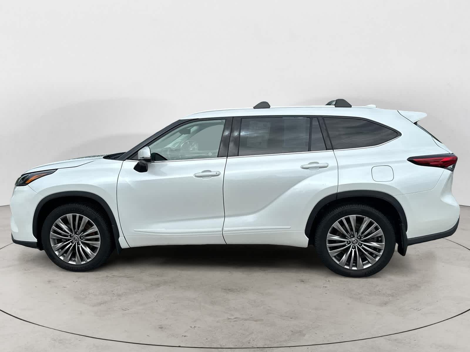 Thumbnail: 2022 Toyota Highlander - 3