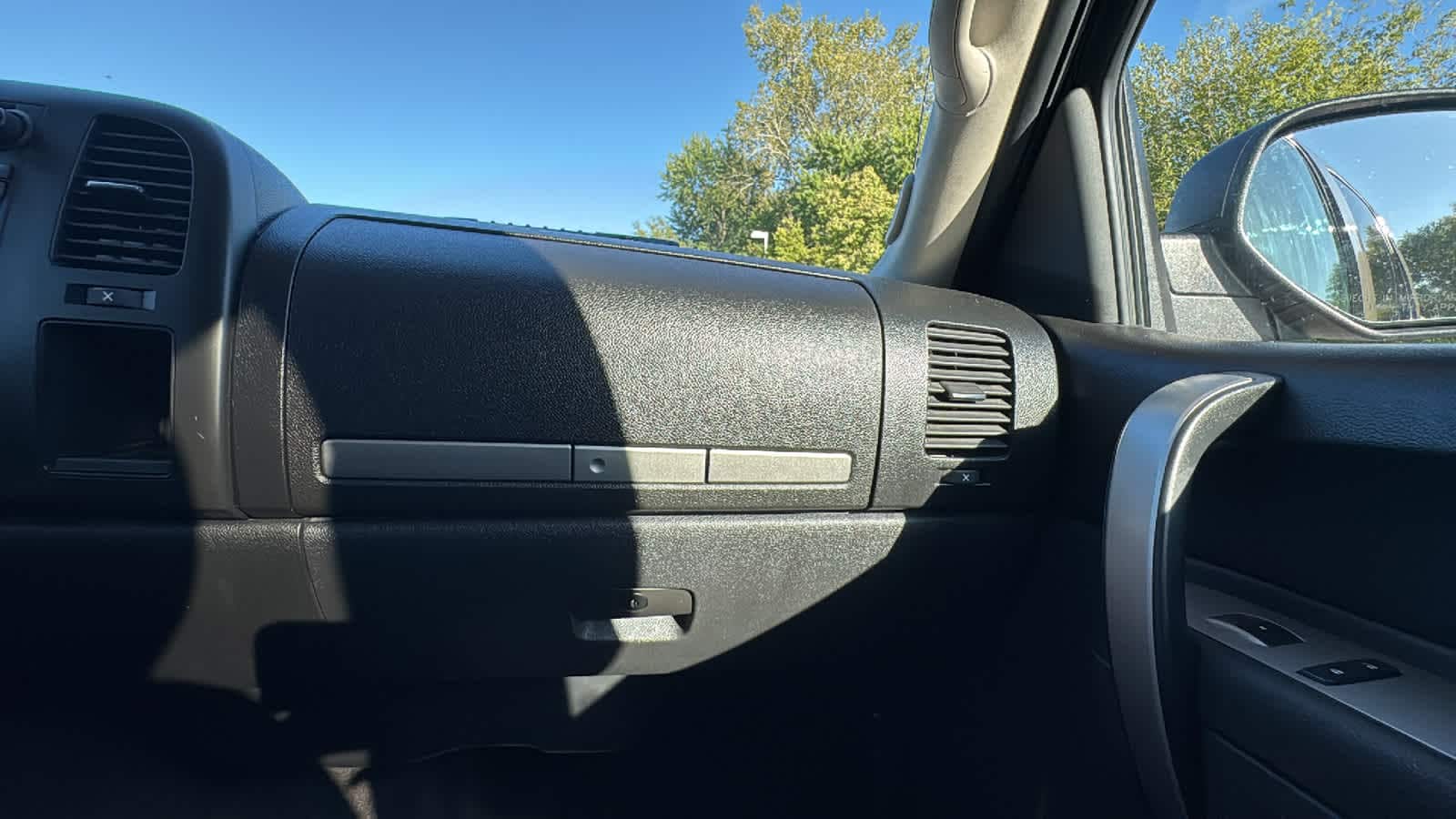 Thumbnail: 2011 Chevrolet Silverado 1500 - 22