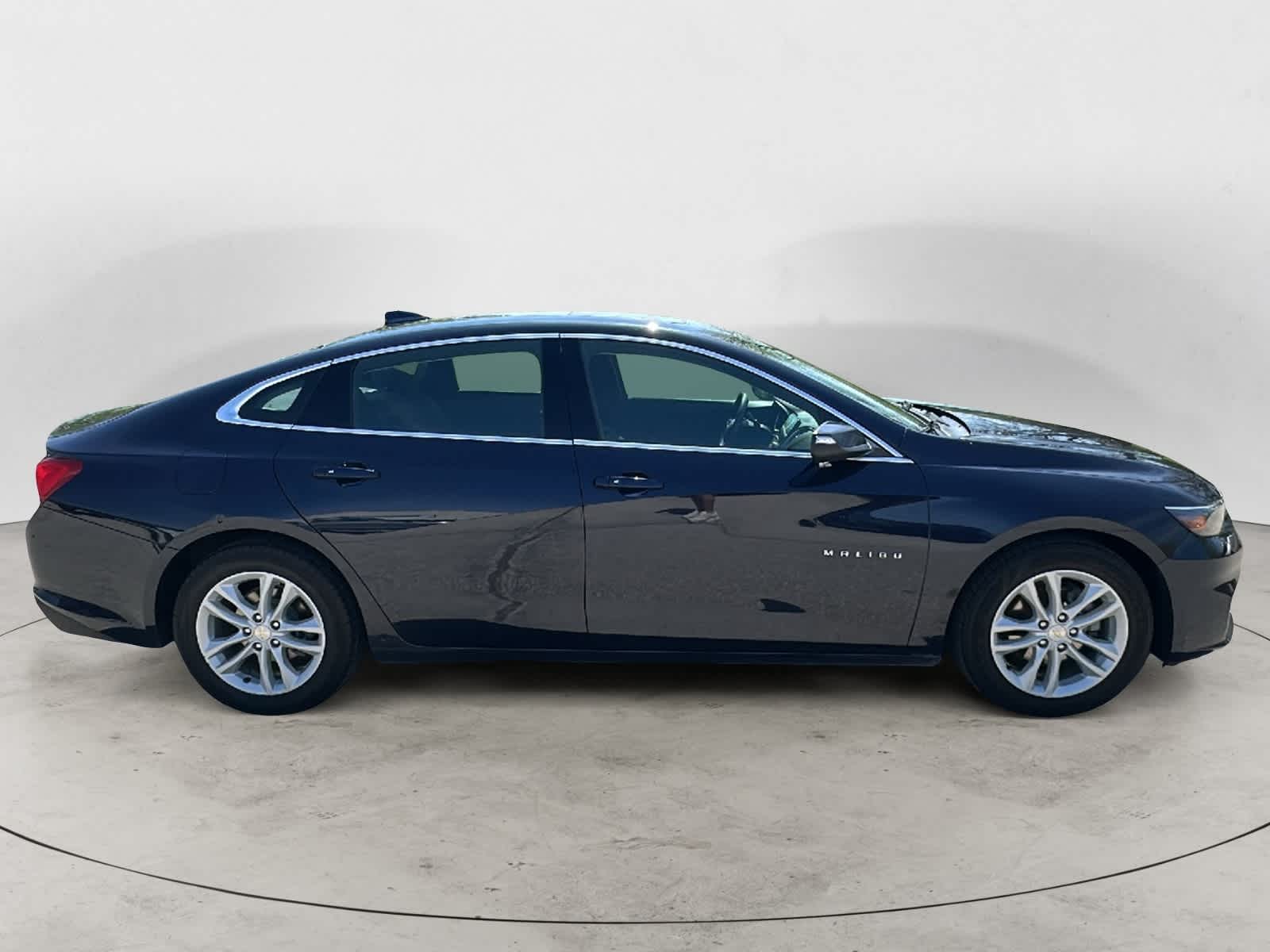 Thumbnail: 2017 Chevrolet Malibu - 3
