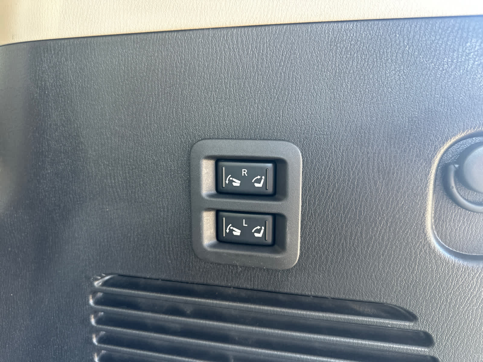 Thumbnail: 2021 Nissan Armada - 13