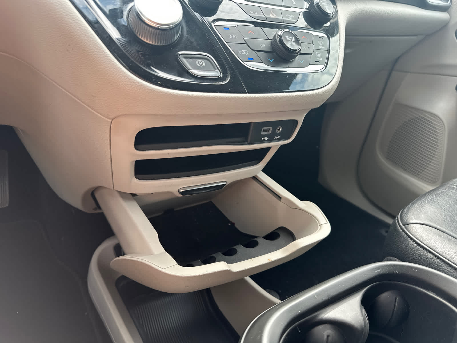 Thumbnail: 2020 Chrysler Pacifica - 18