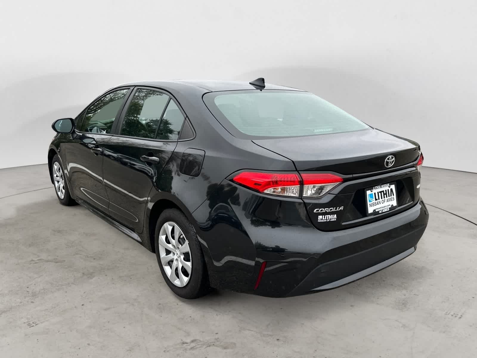 2021 Toyota Corolla LE photo 2