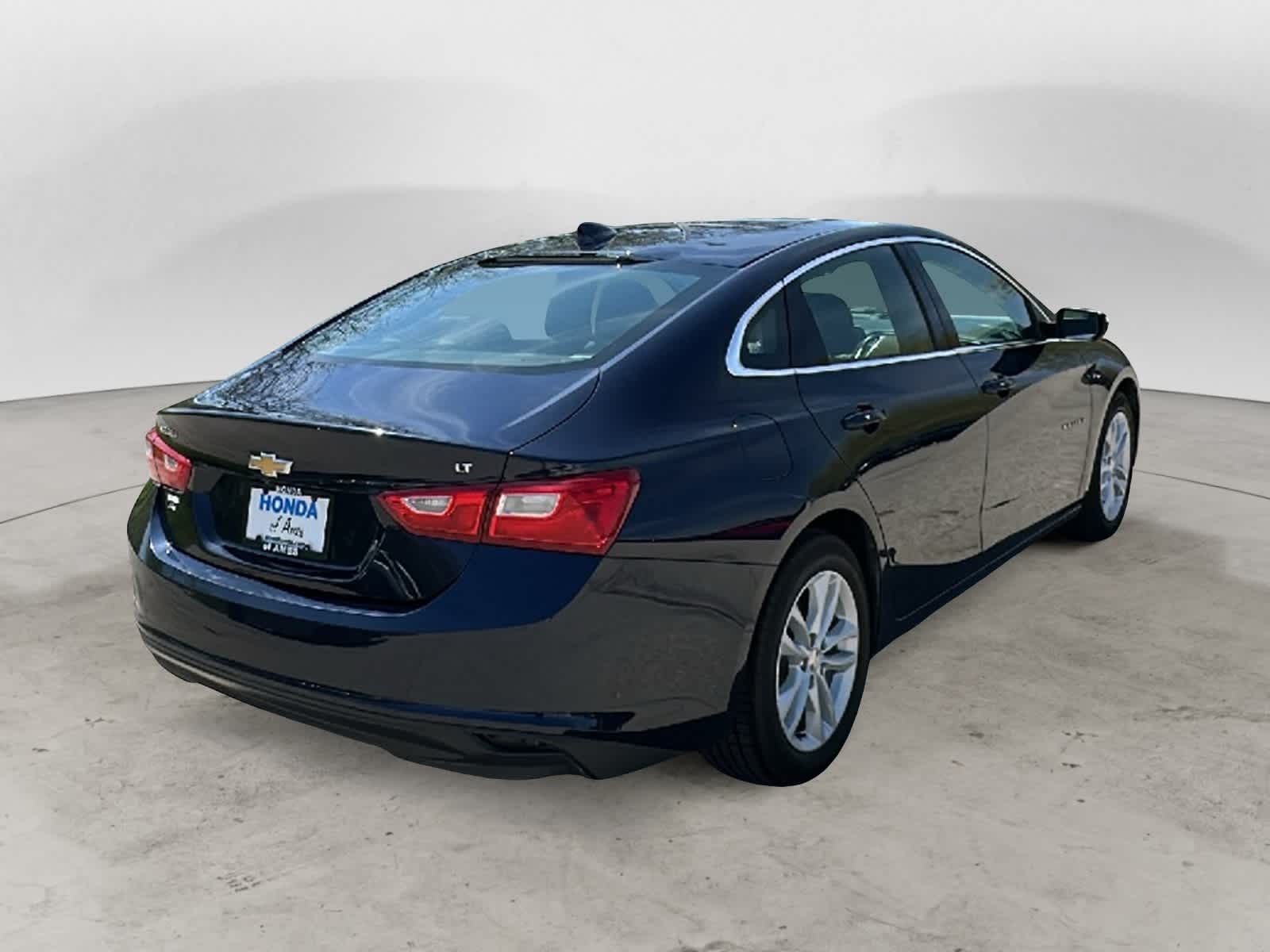 Thumbnail: 2017 Chevrolet Malibu - 4