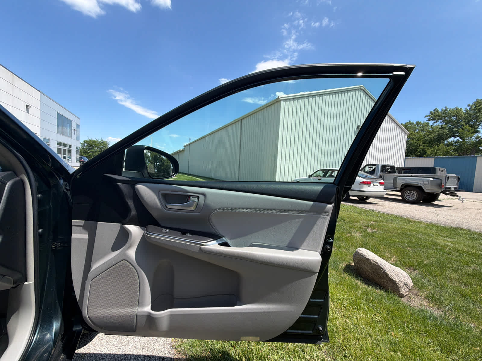 2017 Toyota Camry XLE - Photo 7