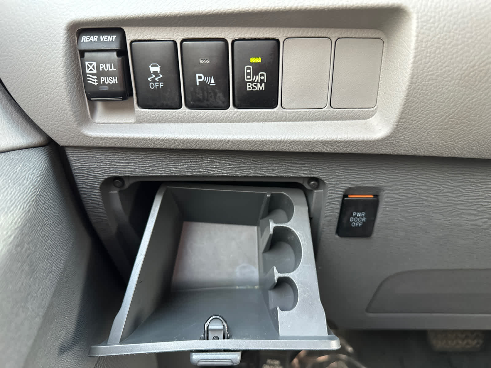 2015 Toyota Sienna XLE 19