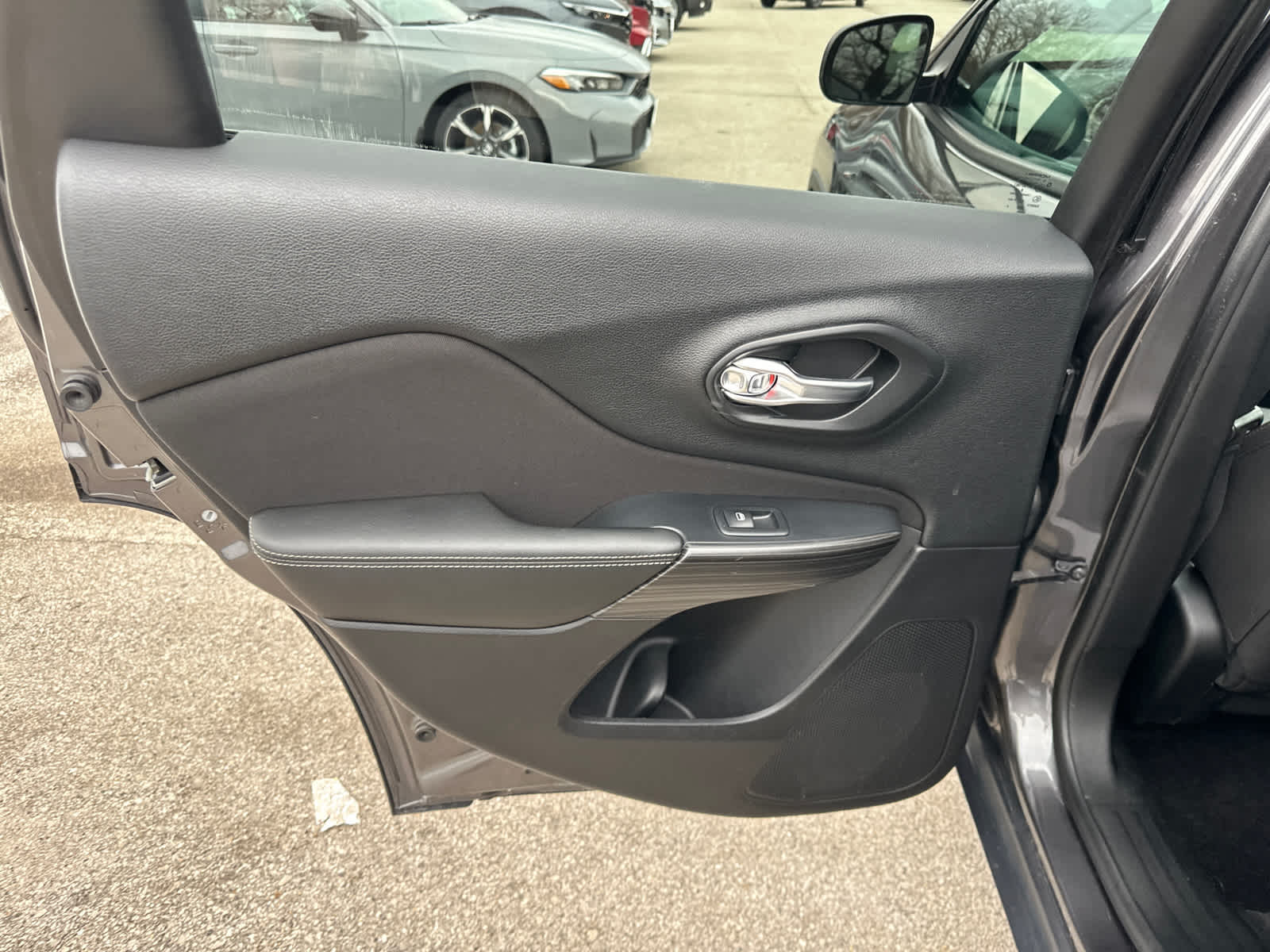 Thumbnail: 2017 Jeep Cherokee - 13