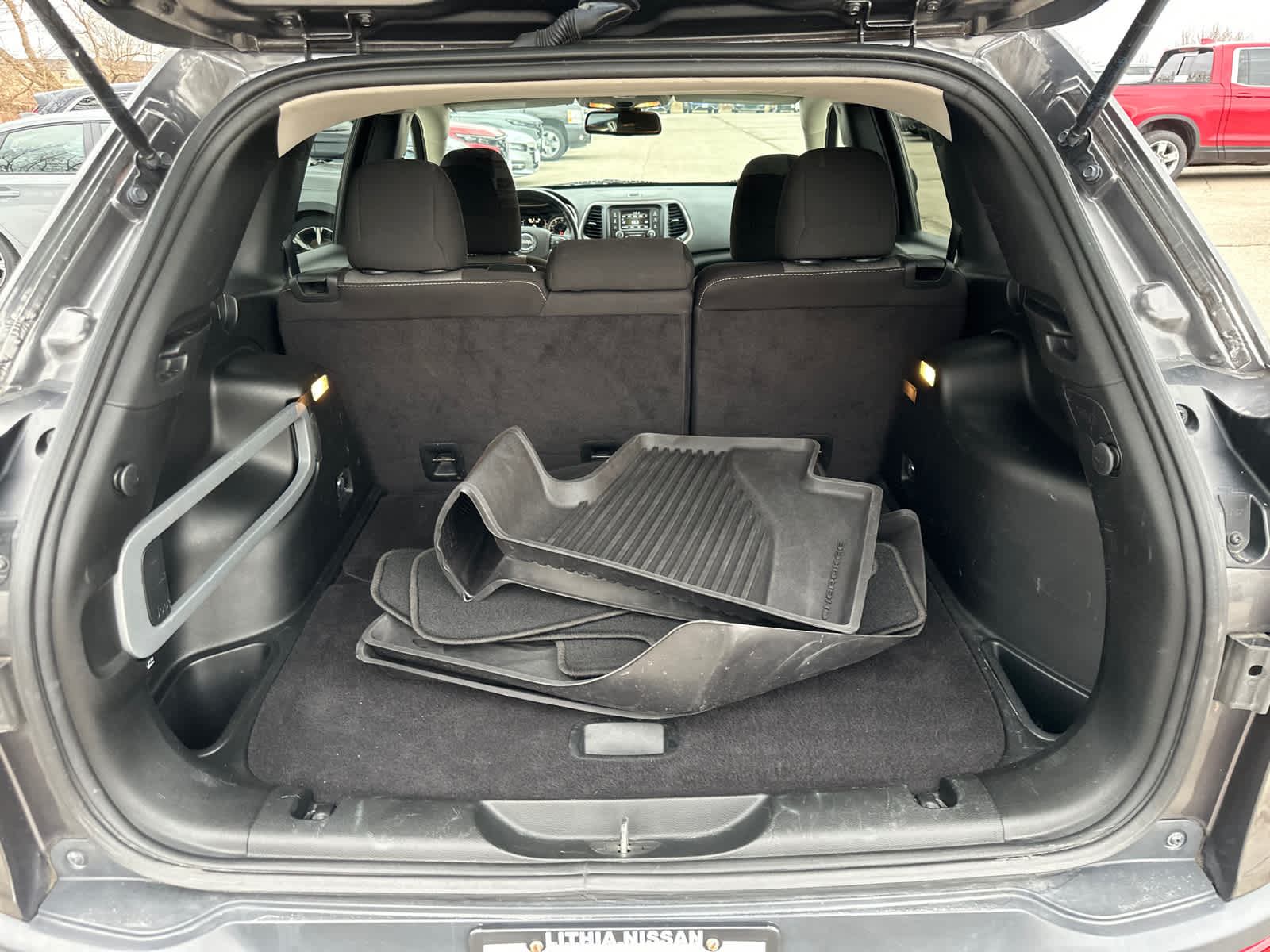 Thumbnail: 2017 Jeep Cherokee - 12