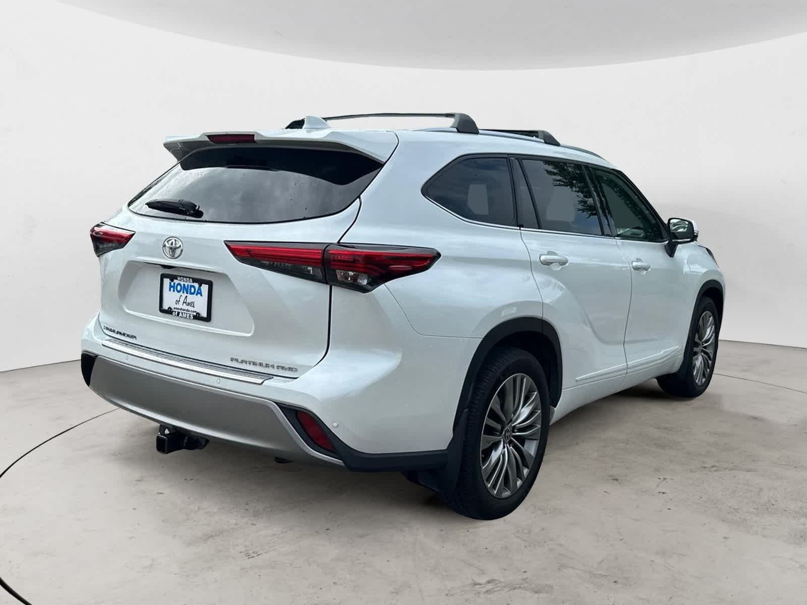 Thumbnail: 2022 Toyota Highlander - 6